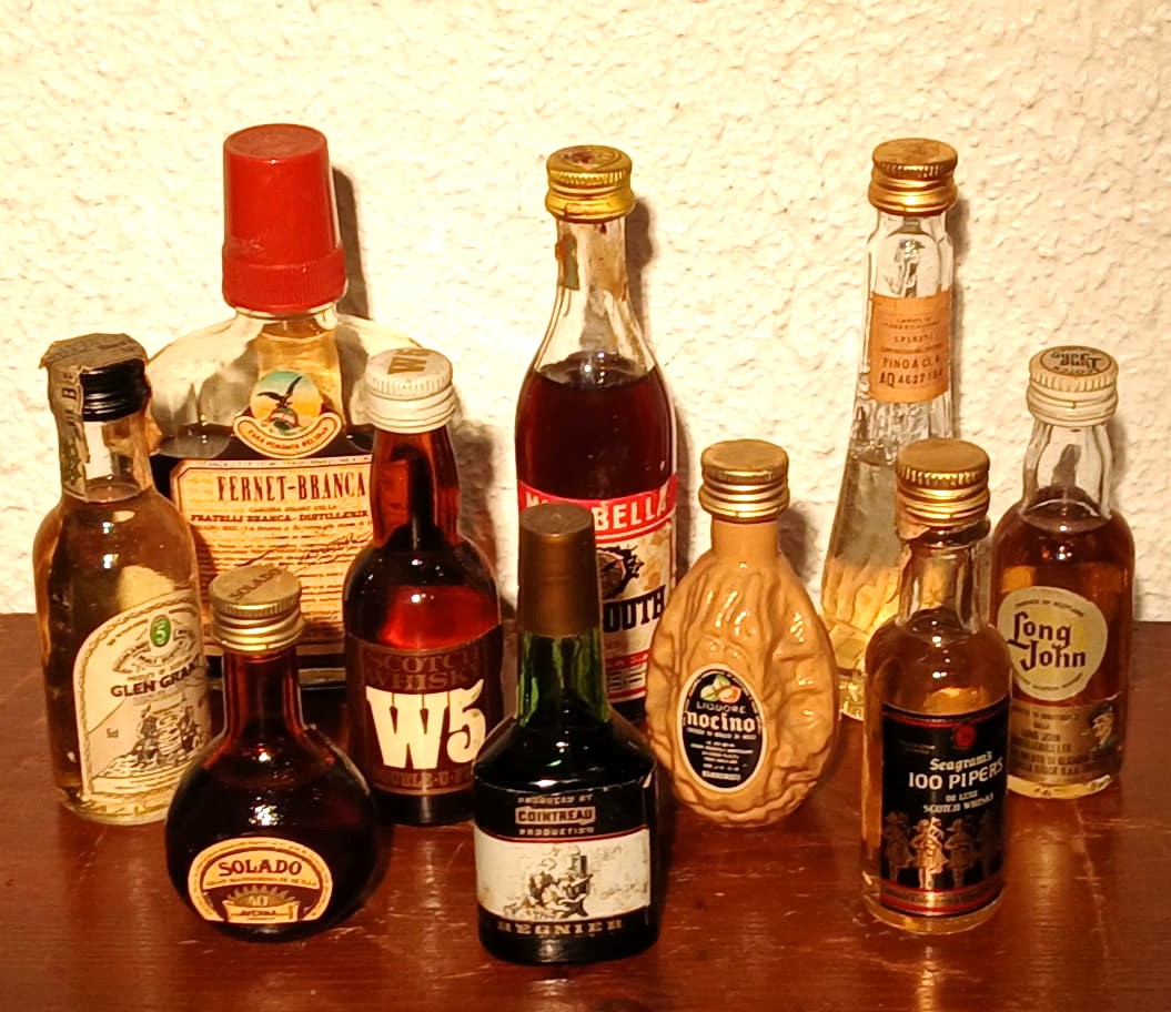 Spiritosa Collezione di 69 bottigliette di liquore tra il 1960 ed il 1980.   -photo-1