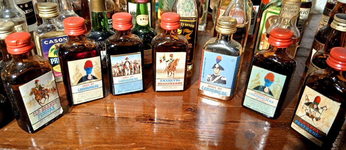 Spiritosa Collezione di 69 bottigliette di liquore tra il 1960 ed il 1980.   -photo-2