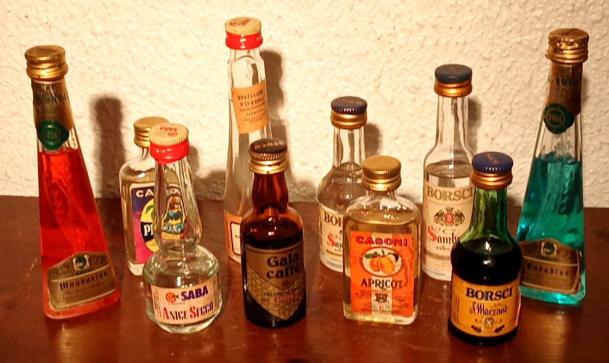 Spiritosa Collezione di 69 bottigliette di liquore tra il 1960 ed il 1980.   -photo-3