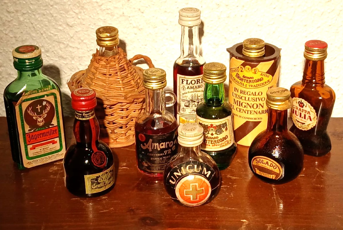 Spiritosa Collezione di 69 bottigliette di liquore tra il 1960 ed il 1980.   -photo-4