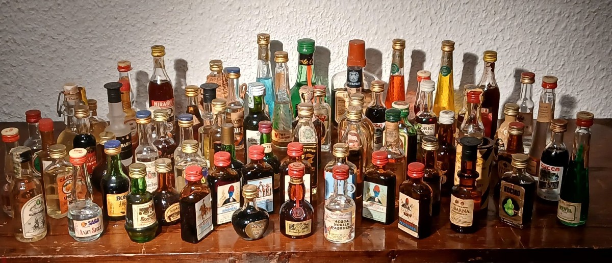 Spiritosa Collezione di 69 bottigliette di liquore tra il 1960 ed il 1980.   