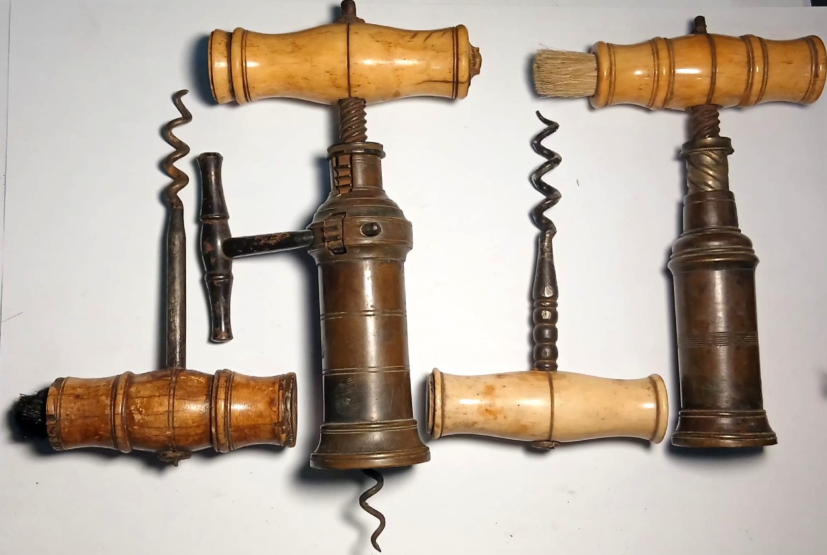 Collezione Museo di oltre 70 cavatappi rari e curiosi ed oggetti legati alla cultura del vino. -photo-2