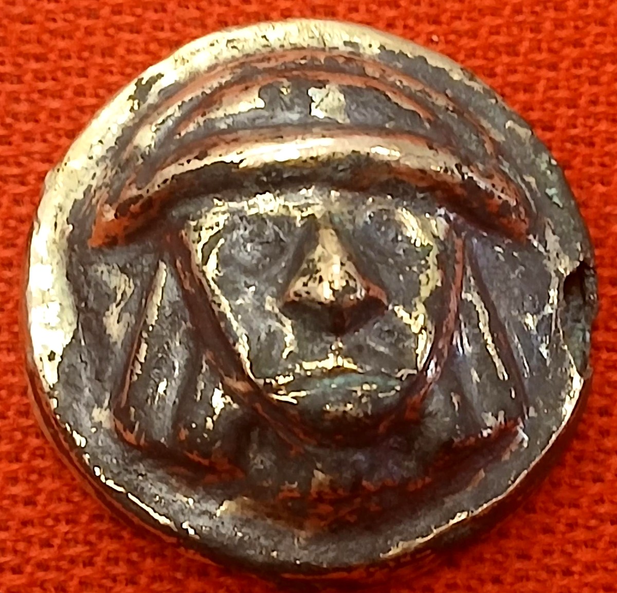 Medaglione Maya in oro, raffigurante capo Tribù detto  'Ahau'. databile tra il XV e il XVI sec.