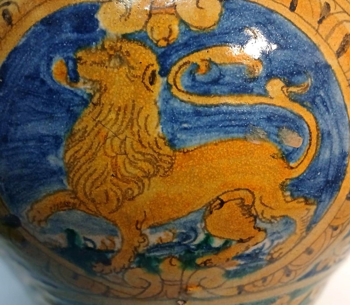 Boccia in Maiolica città di Palermo primissimi del XVII secolo . Leone passante al centro.-photo-2