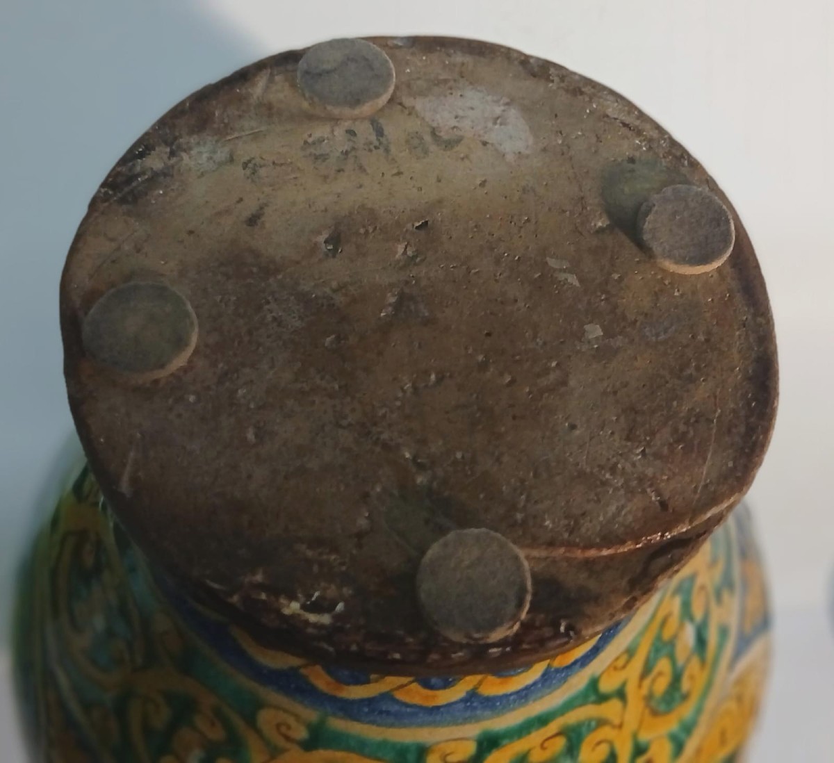 Boccia in Maiolica città di Palermo primissimi del XVII secolo . Leone passante al centro.-photo-1