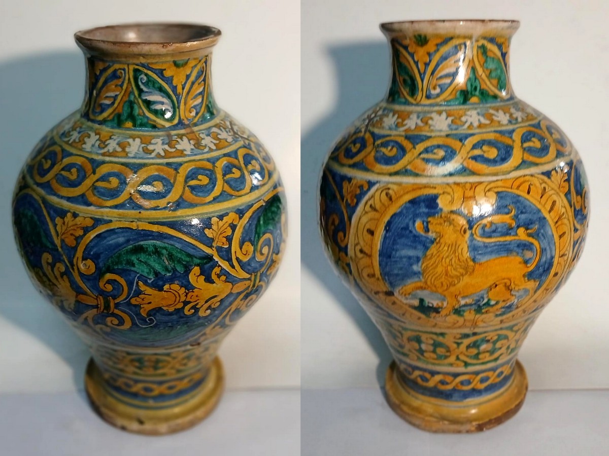 Boccia in Maiolica città di Palermo primissimi del XVII secolo . Leone passante al centro.