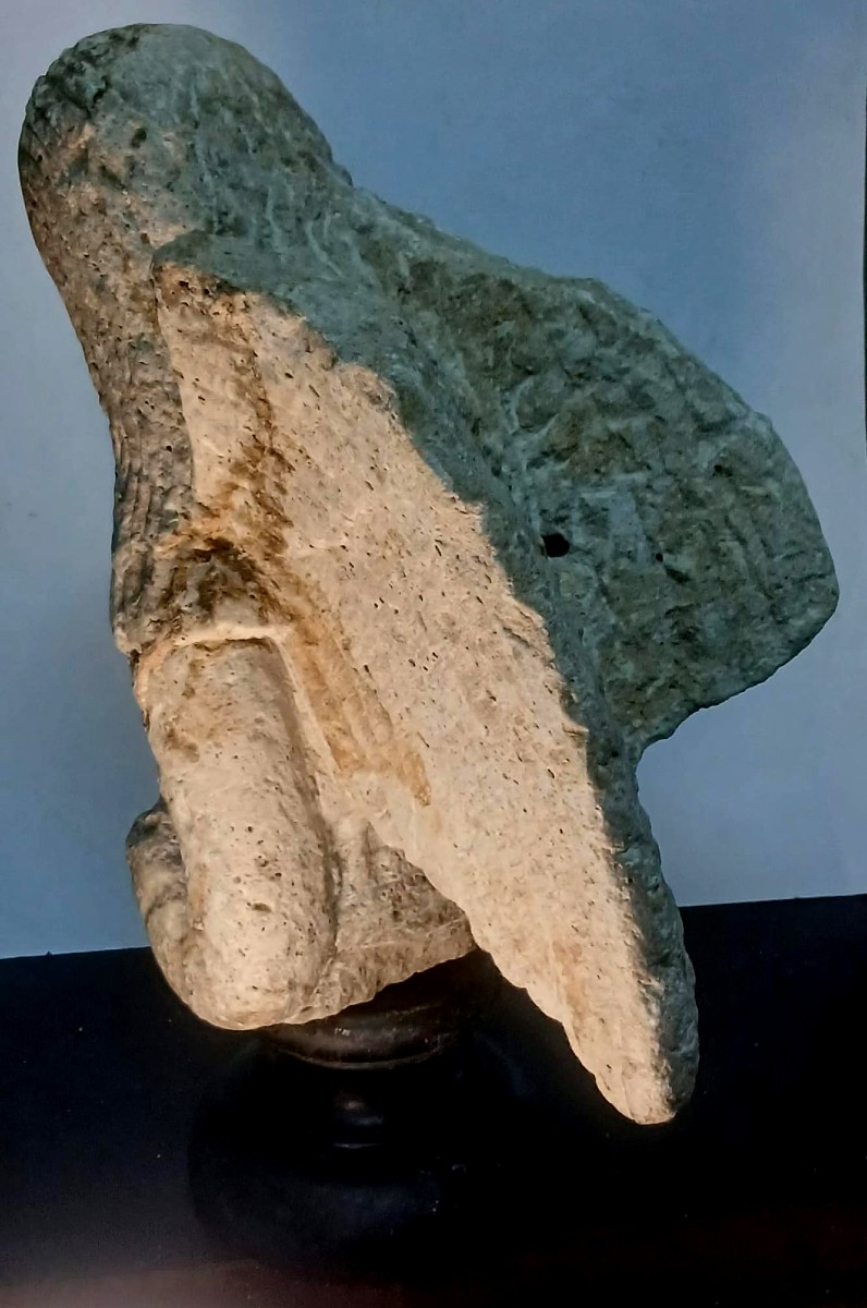 Angelo orante in pietra scolpita del periodo Romanico sec.X-XII.-photo-2