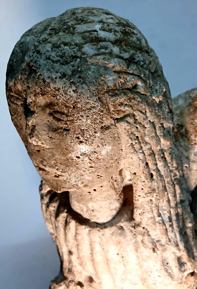 Angelo orante in pietra scolpita del periodo Romanico sec.X-XII.-photo-3