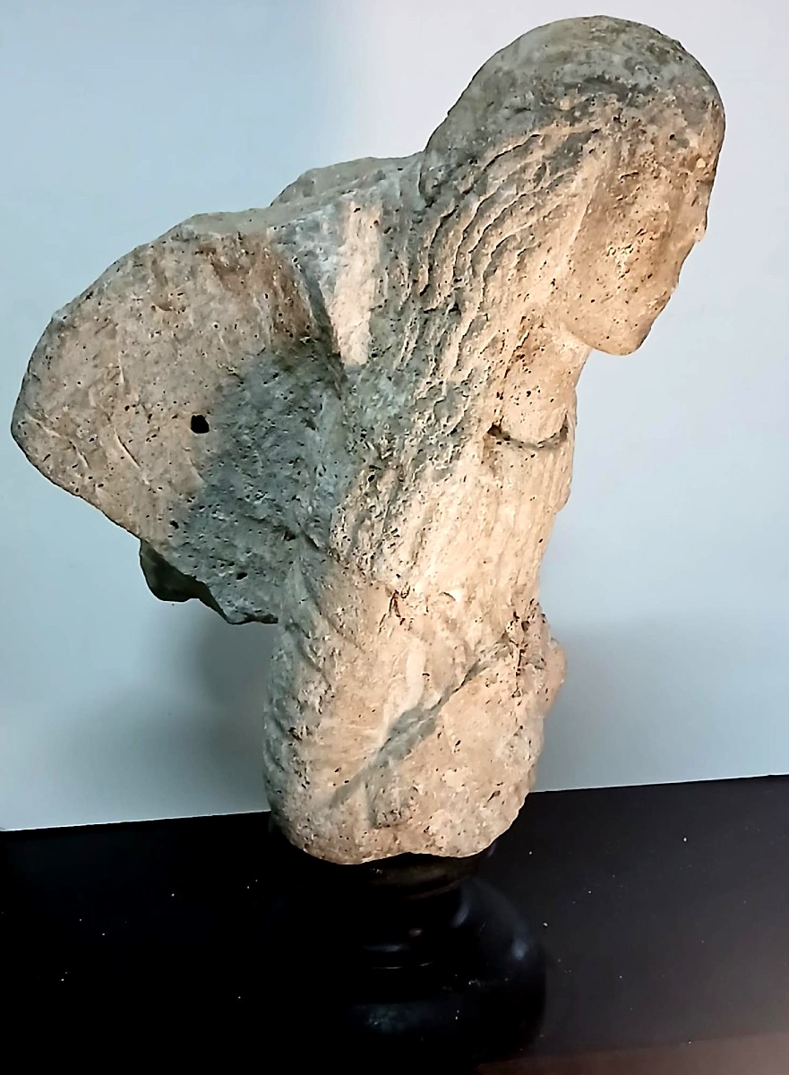 Angelo orante in pietra scolpita del periodo Romanico sec.X-XII.-photo-1