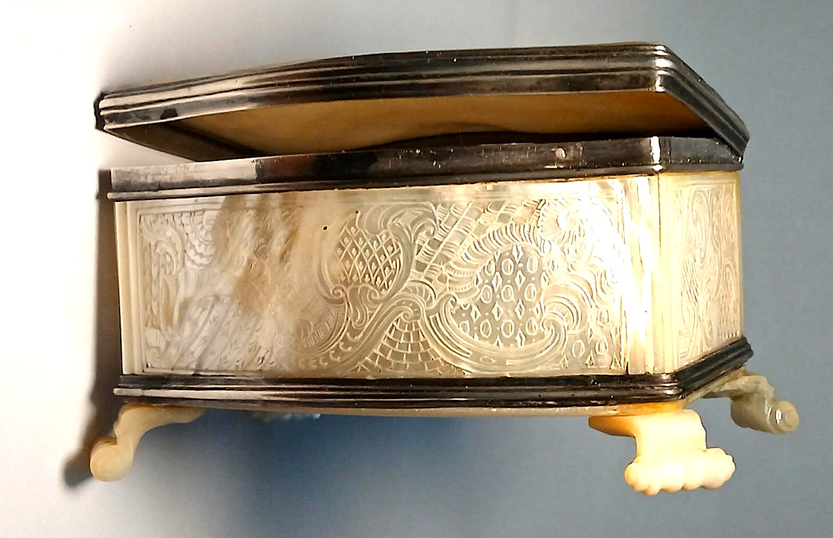 Raffinato Scrigno in argento e madreperla inciso a motivi Rocaille del primo 700 Francese.-photo-2