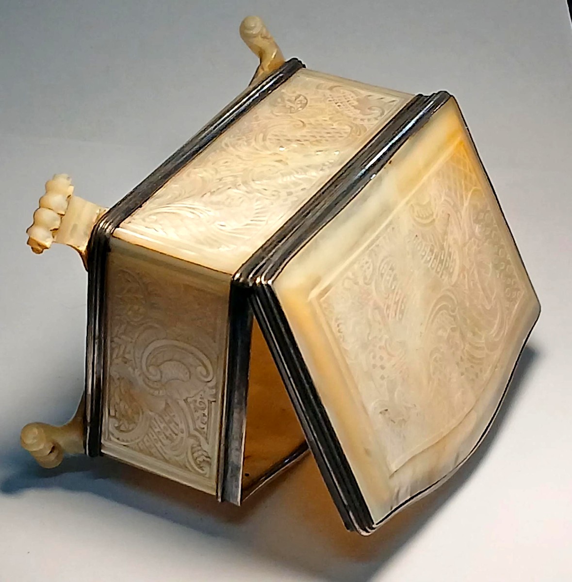 Raffinato Scrigno in argento e madreperla inciso a motivi Rocaille del primo 700 Francese.-photo-4