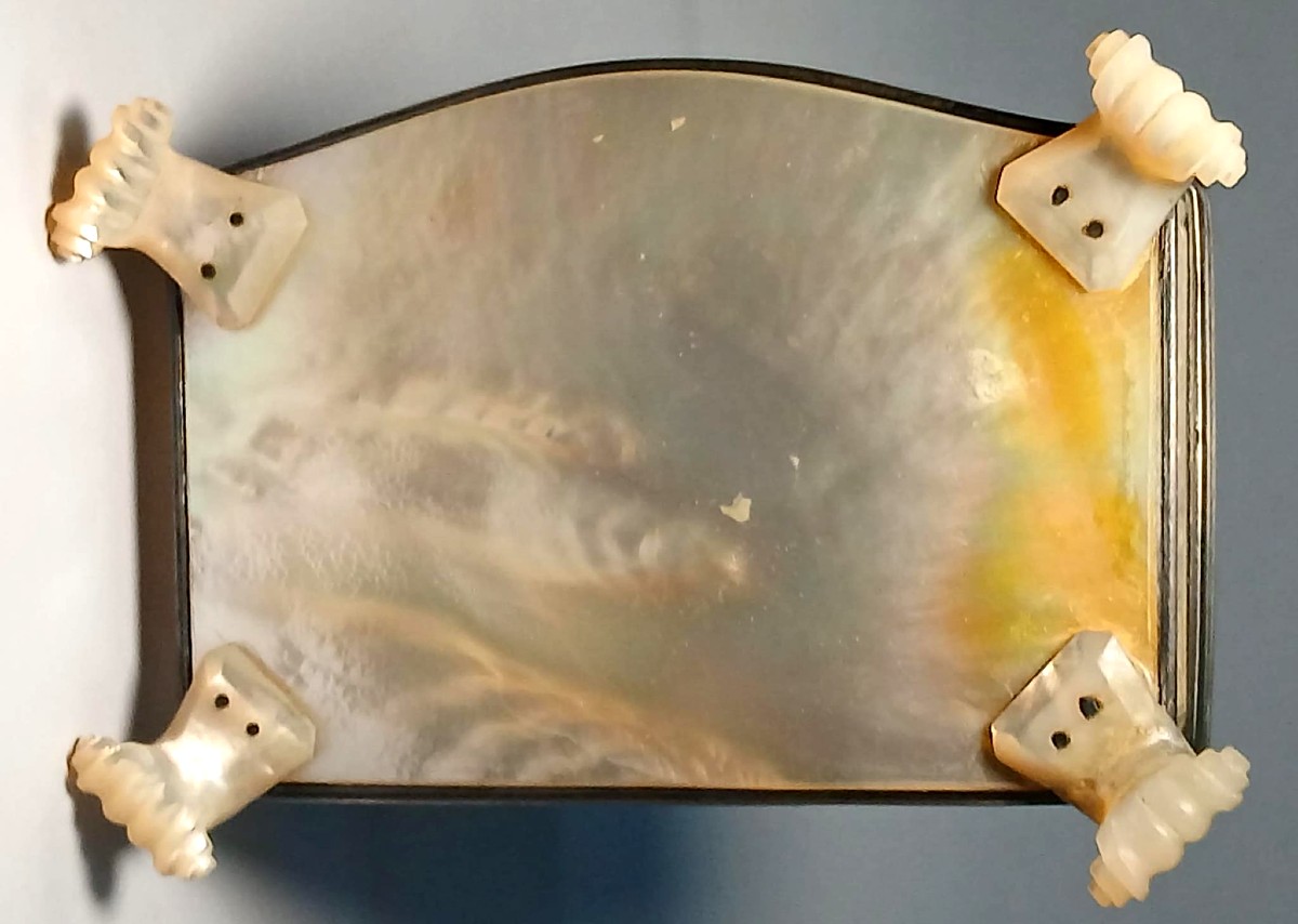 Raffinato Scrigno in argento e madreperla inciso a motivi Rocaille del primo 700 Francese.-photo-1