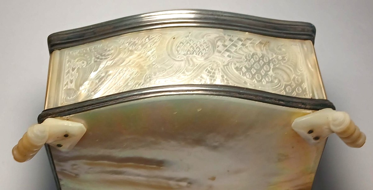 Raffinato Scrigno in argento e madreperla inciso a motivi Rocaille del primo 700 Francese.-photo-2