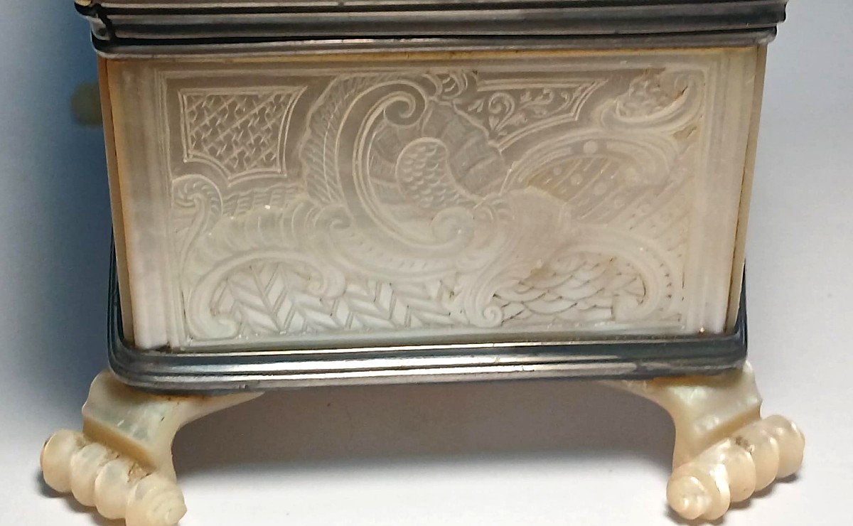 Raffinato Scrigno in argento e madreperla inciso a motivi Rocaille del primo 700 Francese.-photo-3