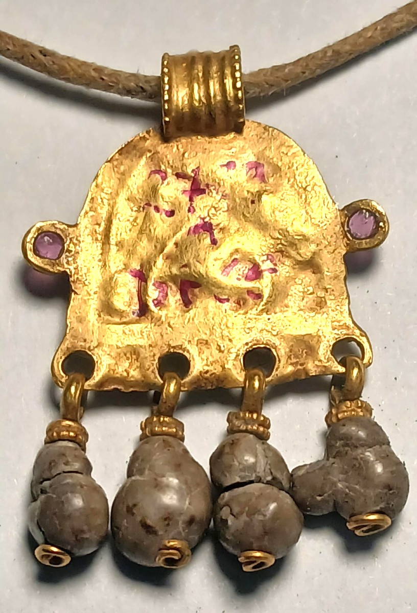 Pendente Bizantino in oro zewcchino, rubini, paste vitree e 4 piccoli Bezoar. -photo-3