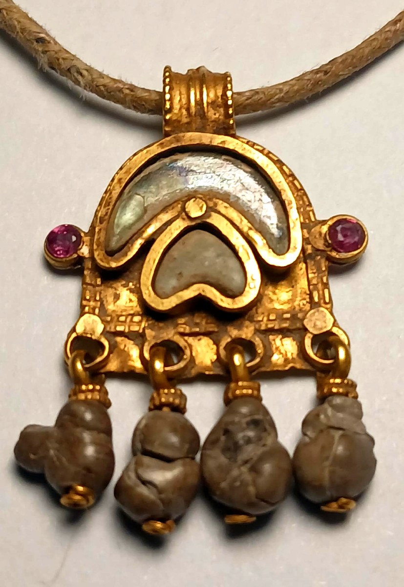 Pendente Bizantino in oro zewcchino, rubini, paste vitree e 4 piccoli Bezoar. -photo-1