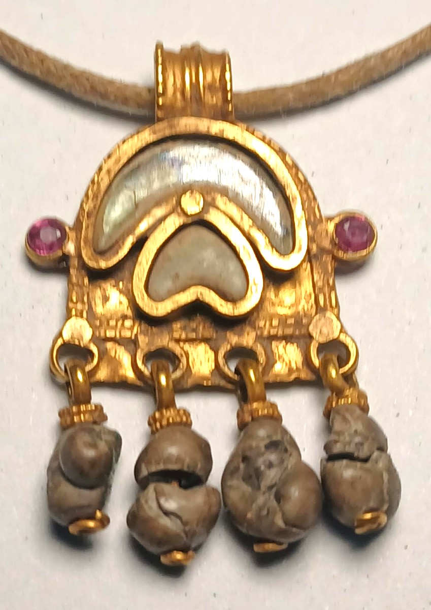 Pendente Bizantino in oro zewcchino, rubini, paste vitree e 4 piccoli Bezoar. 
