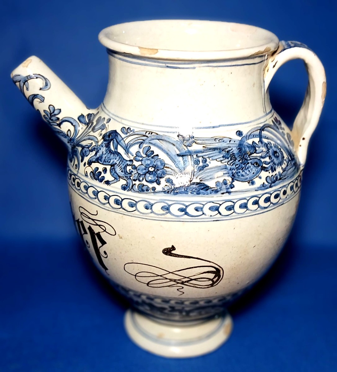 Orciolo in maiolica di Savona della fine del XVII secolo. Iscrizione farmaceutica in gotico.