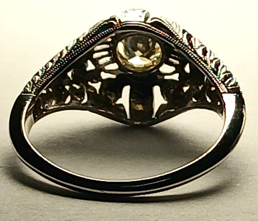  Brillante solitario di Kt. 0,50, su montatura liberty traforata a motivi fogliacei.-photo-3