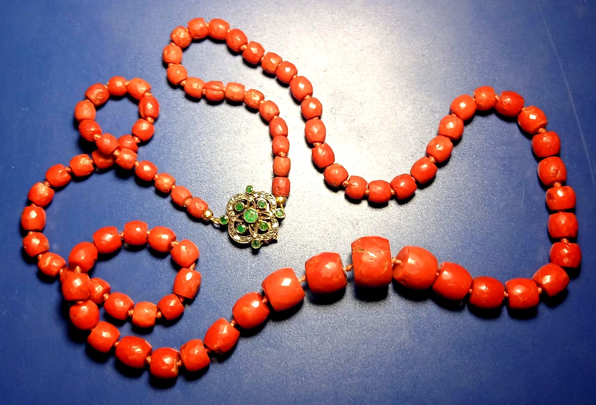 Collana in Corallo mediterraneo, con susta in oro, diamanti e smeraldi. Sicilia inizi 900.  -photo-1