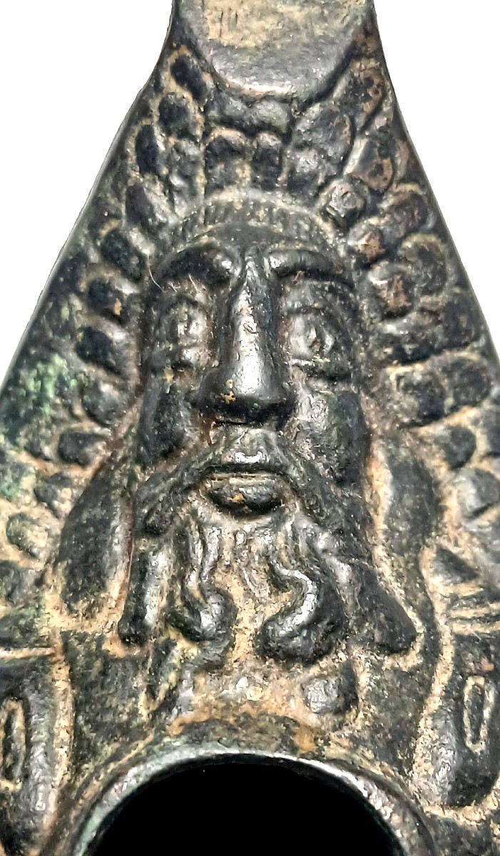 Odino avvolto dal manto di piume. Lucerna Vikinga in bronzo con tracce di oro. Lorena sec.IX-XI-photo-2