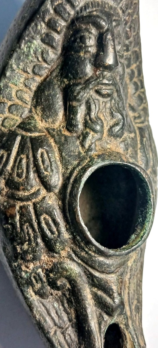 Odino avvolto dal manto di piume. Lucerna Vikinga in bronzo con tracce di oro. Lorena sec.IX-XI-photo-3