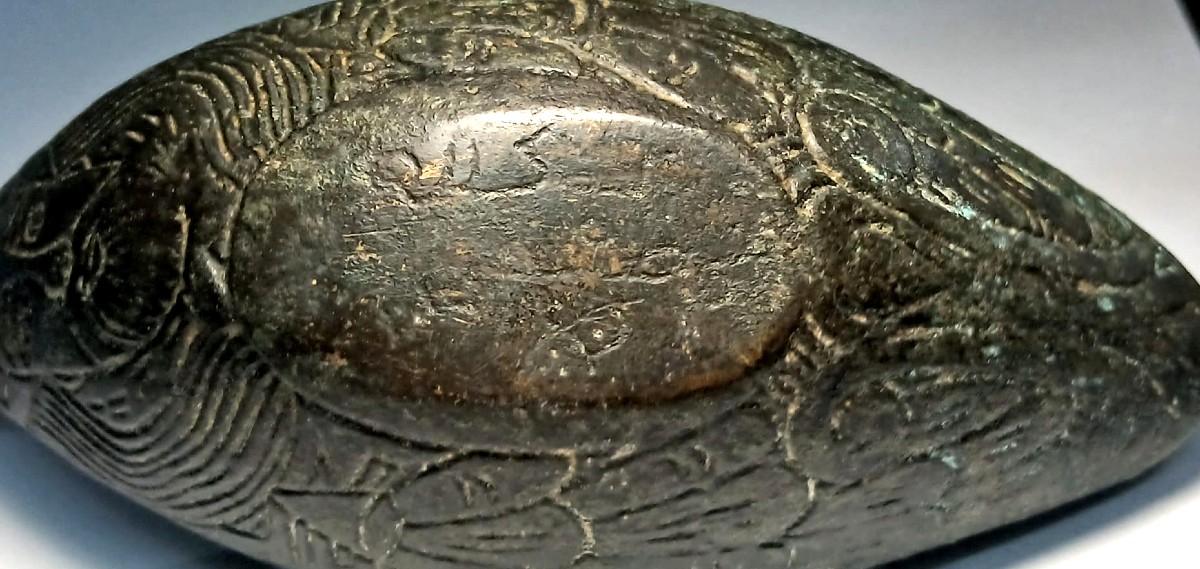 Odino avvolto dal manto di piume. Lucerna Vikinga in bronzo con tracce di oro. Lorena sec.IX-XI-photo-4