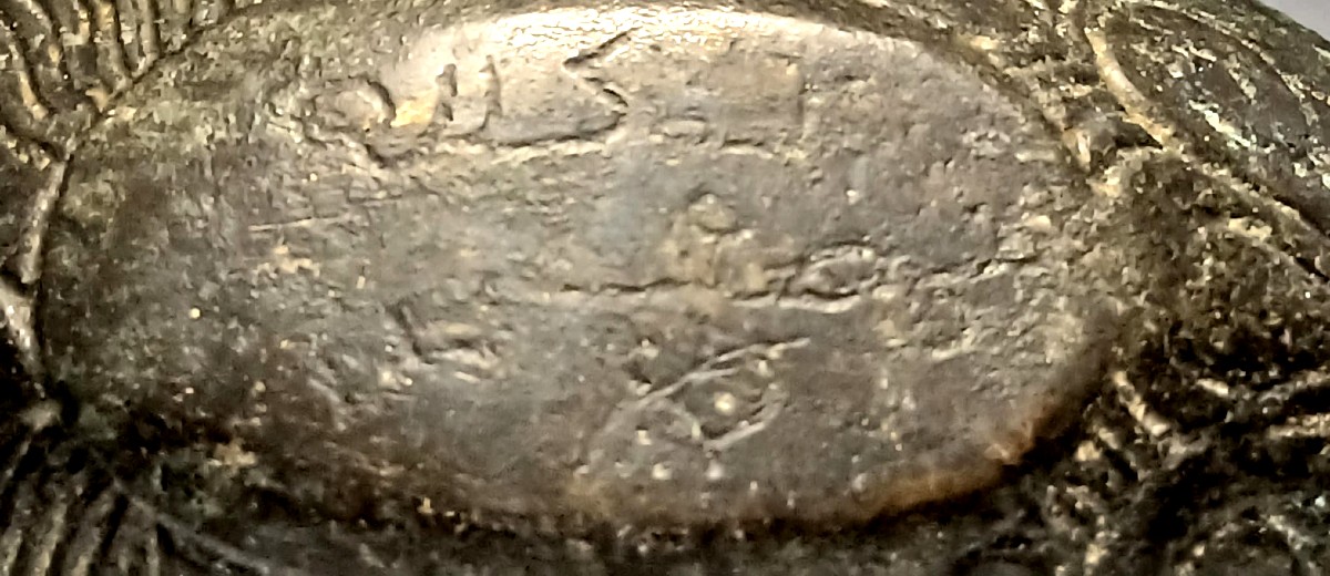 Odino avvolto dal manto di piume. Lucerna Vikinga in bronzo con tracce di oro. Lorena sec.IX-XI-photo-1