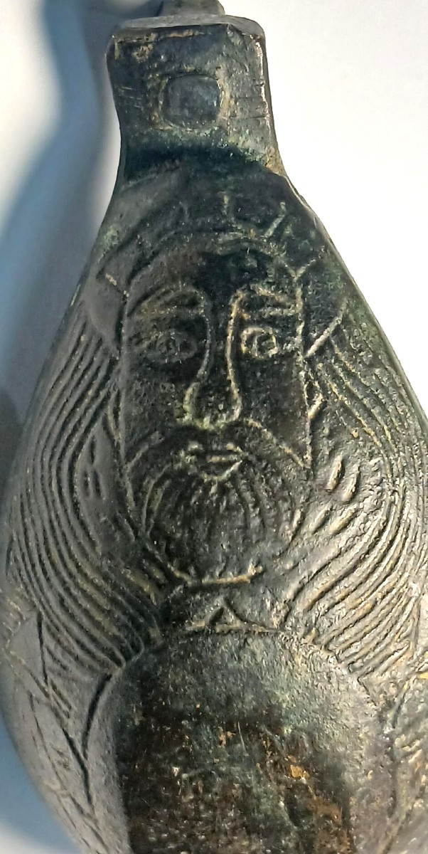 Odino avvolto dal manto di piume. Lucerna Vikinga in bronzo con tracce di oro. Lorena sec.IX-XI-photo-2