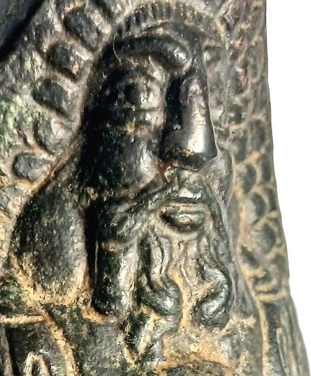 Odino avvolto dal manto di piume. Lucerna Vikinga in bronzo con tracce di oro. Lorena sec.IX-XI-photo-3