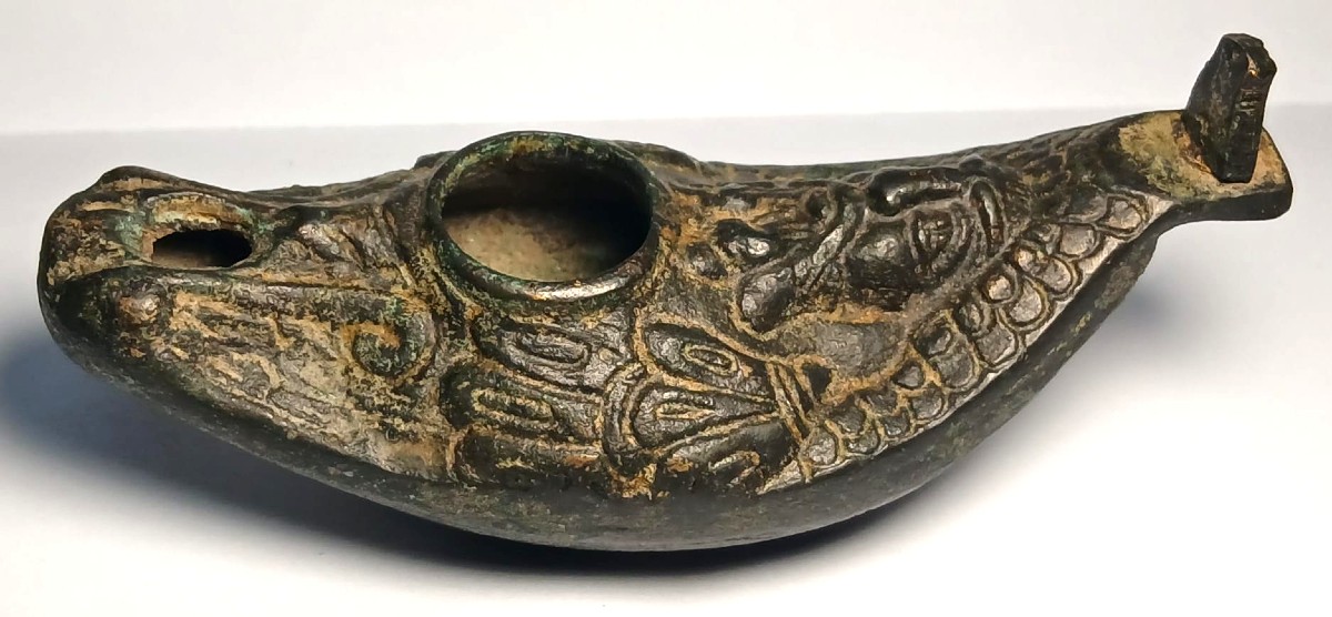 Odino avvolto dal manto di piume. Lucerna Vikinga in bronzo con tracce di oro. Lorena sec.IX-XI