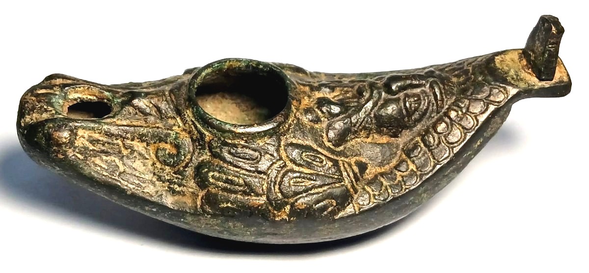 Odino avvolto dal manto di piume. Lucerna Vikinga in bronzo con tracce di oro. Lorena sec.IX-XI