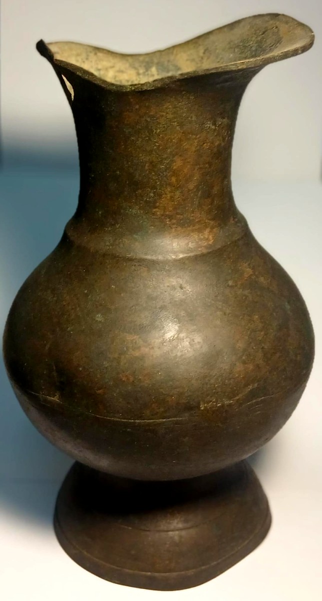 Versatoio Longobardo in rame mutilo del manico. (569-774 apr J.-C.)- Ex Collezione privata.