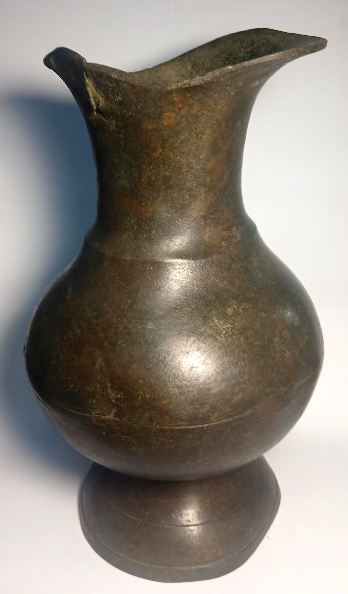 Versatoio Longobardo in rame mutilo del manico. (569-774 apr J.-C.)- Ex Collezione privata.