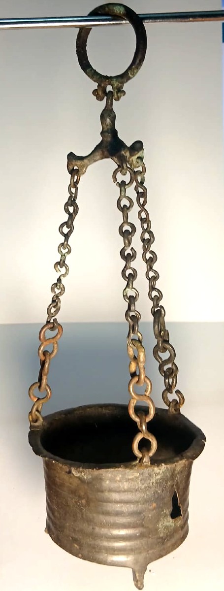  Lucerna Longobarda sia a sospensione che da appoggio. 