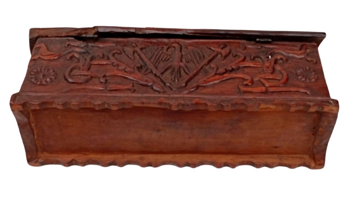 Scrigno Mediceo scolpito con l'emblema  dello scudo a sei sfere. Italia , XIII- XIV sec.-photo-2