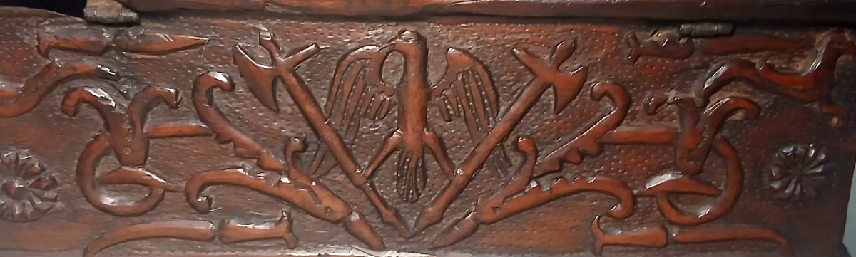 Scrigno Mediceo scolpito con l'emblema  dello scudo a sei sfere. Italia , XIII- XIV sec.-photo-6