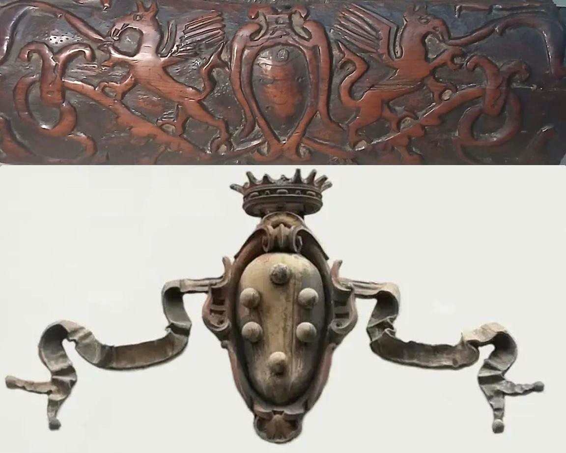 Scrigno Mediceo scolpito con l'emblema  dello scudo a sei sfere. Italia , XIII- XIV sec.-photo-4