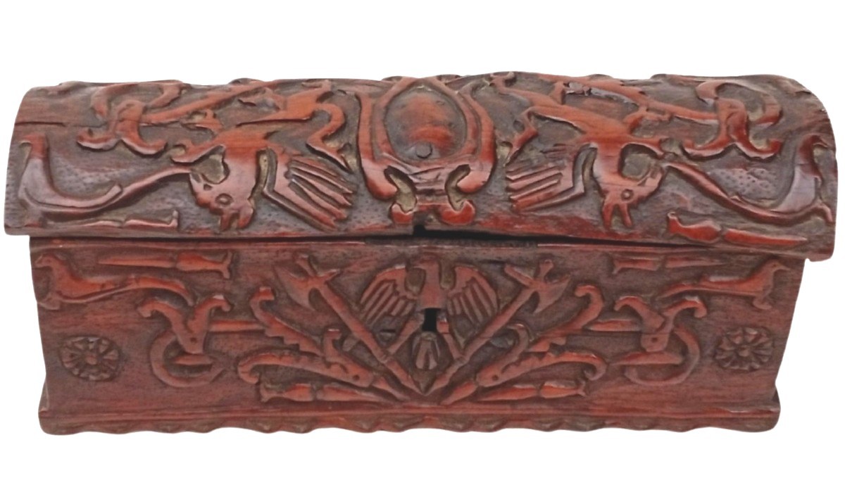 Scrigno Mediceo scolpito con l'emblema  dello scudo a sei sfere. Italia , XIII- XIV sec.