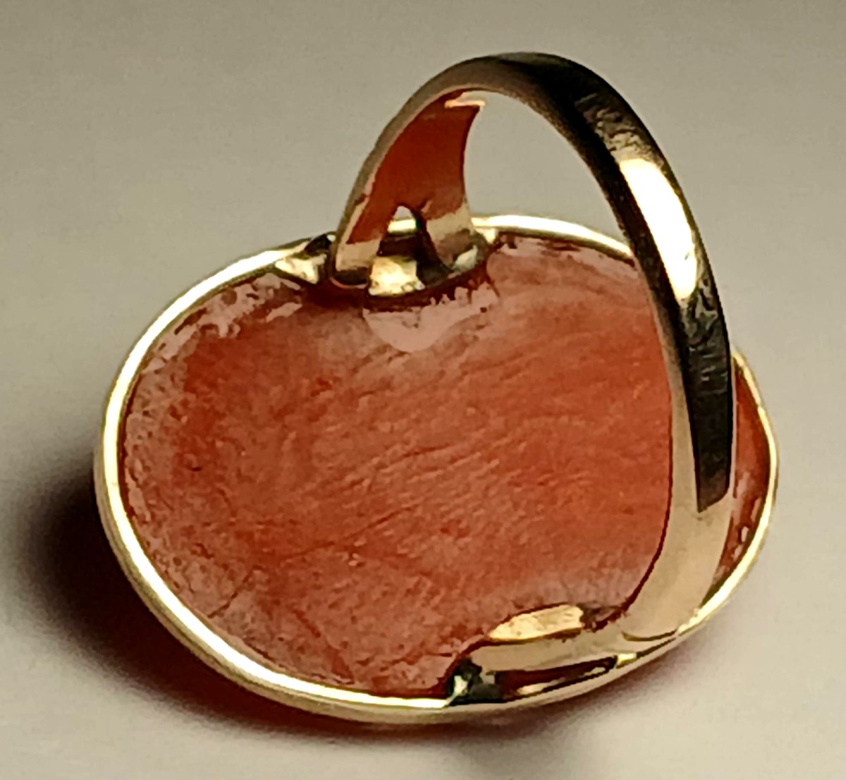 Anello "volto di donna" del XVIII secolo, cammeo in corallo trapanese con montatura in oro.-photo-3