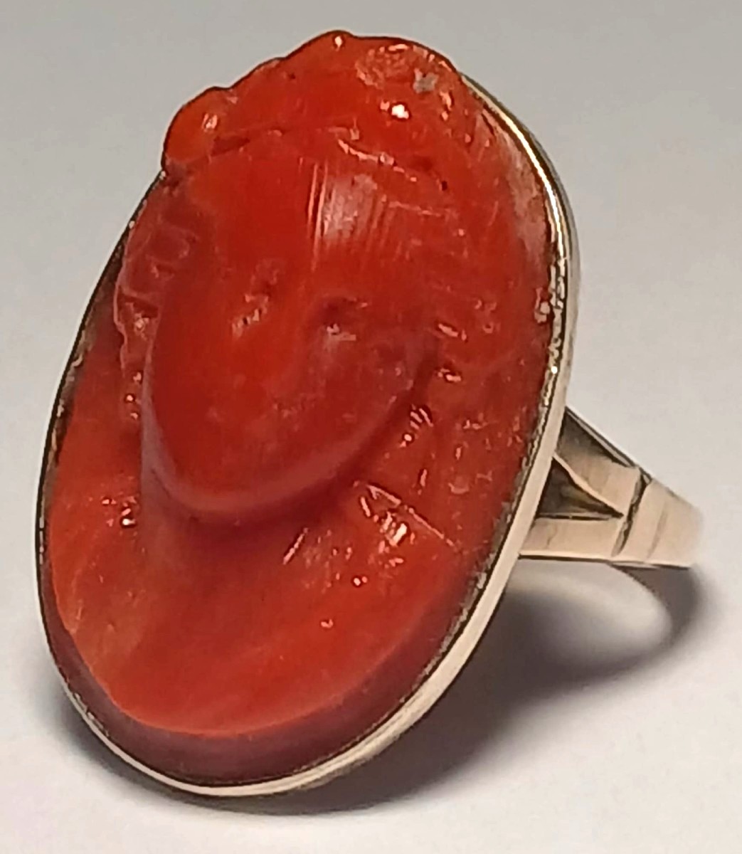 Anello "volto di donna" del XVIII secolo, cammeo in corallo trapanese con montatura in oro.-photo-2