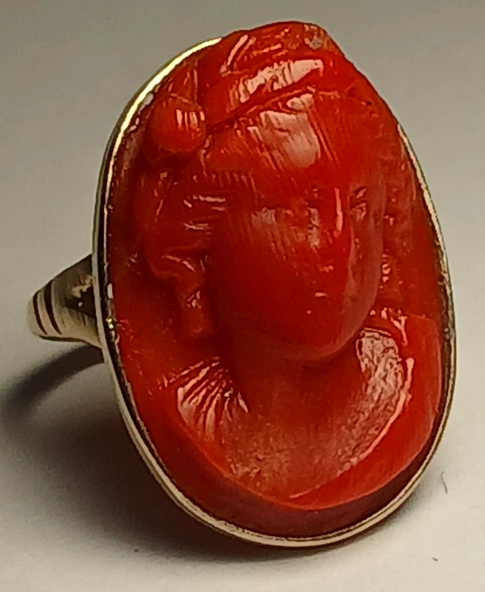 Anello "volto di donna" del XVIII secolo, cammeo in corallo trapanese con montatura in oro.