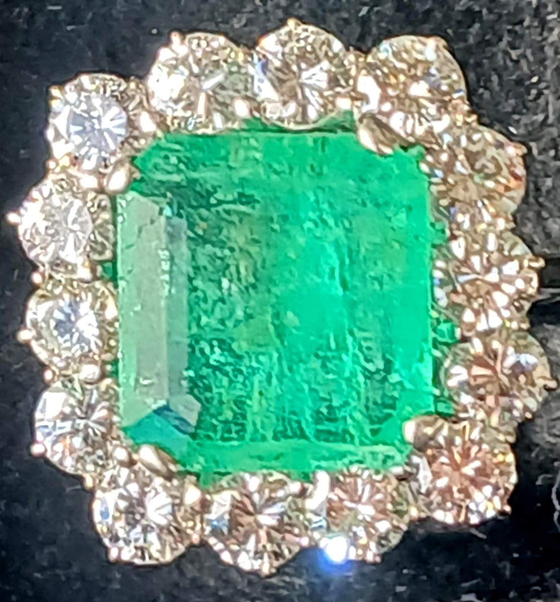 Anello con smeraldo di carati 4 e brillanti carati 2,10 entro montatura in oro bianco, 1960/70.-photo-2