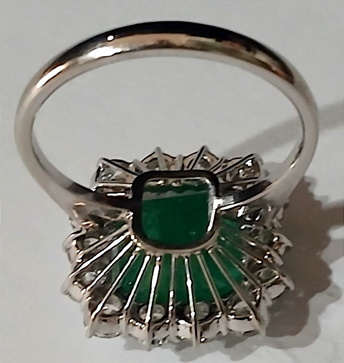 Anello con smeraldo di carati 4 e brillanti carati 2,10 entro montatura in oro bianco, 1960/70.-photo-4