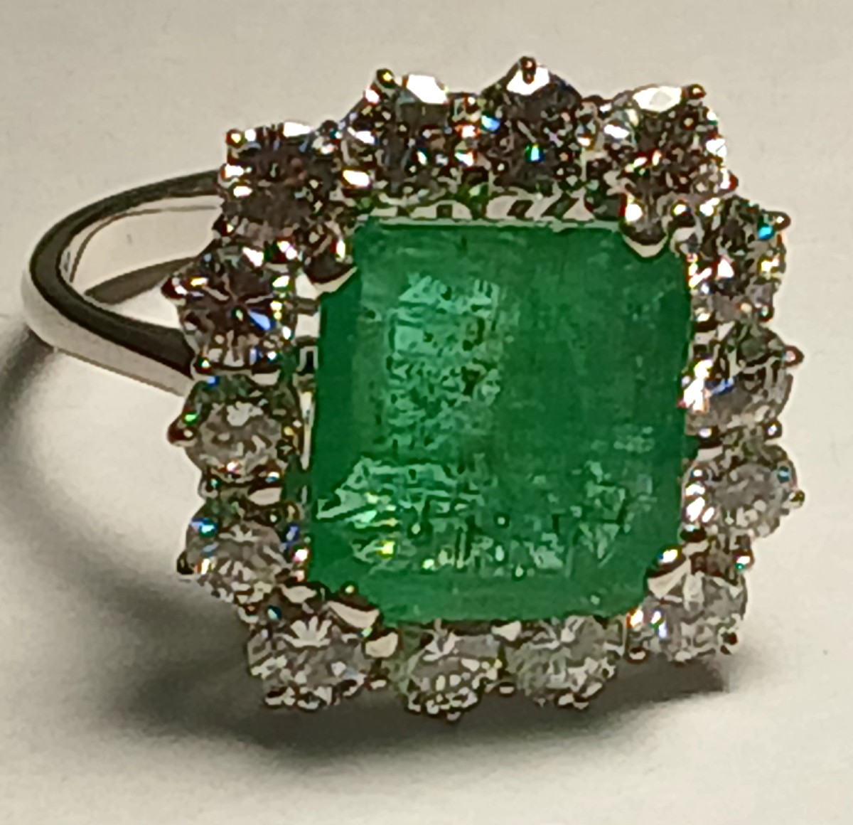 Anello con smeraldo di carati 4 e brillanti carati 2,10 entro montatura in oro bianco, 1960/70.