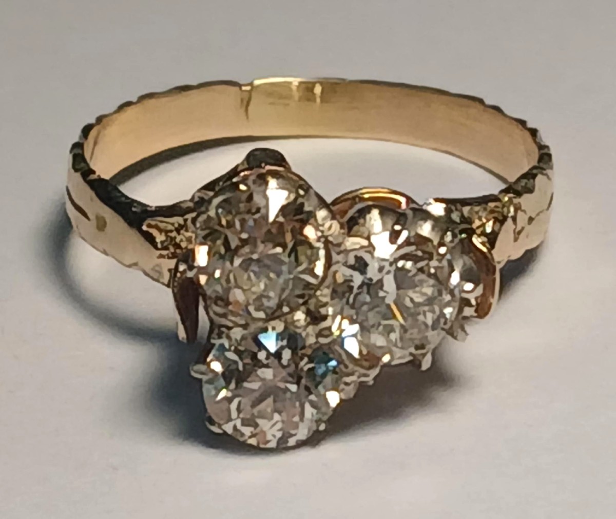 Anello liberty in oro con tre brillanti per kt.1,60 circa. Pietre bianche di taglio fine 800'.-photo-2