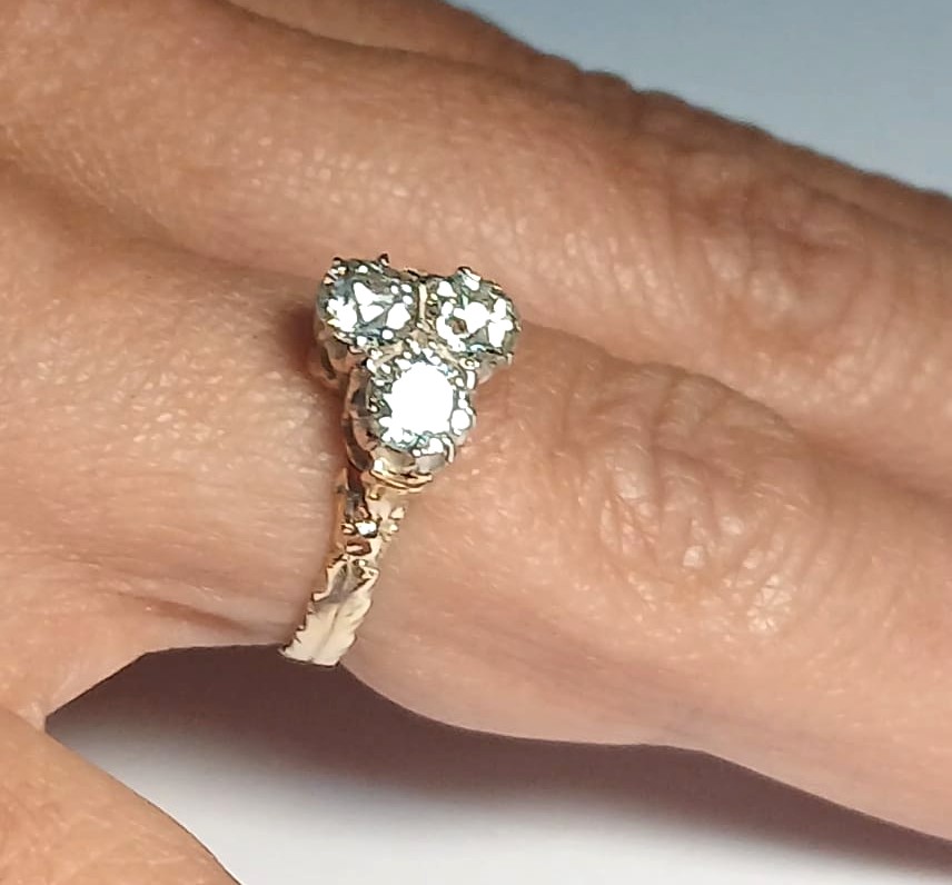 Anello liberty in oro con tre brillanti per kt.1,60 circa. Pietre bianche di taglio fine 800'.-photo-1