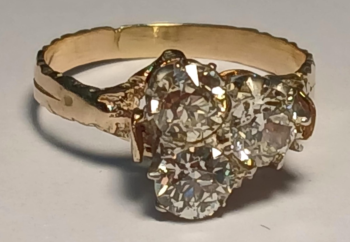 Anello liberty in oro con tre brillanti per kt.1,60 circa. Pietre bianche di taglio fine 800'.