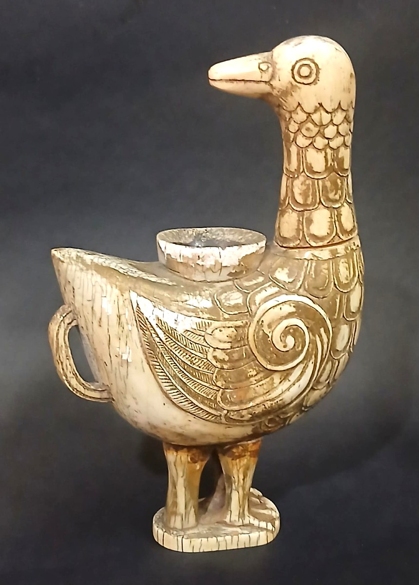 Un canard nettoyeur de pinceaux en ivoire sculpté, datant de la dynastie Song. -photo-3