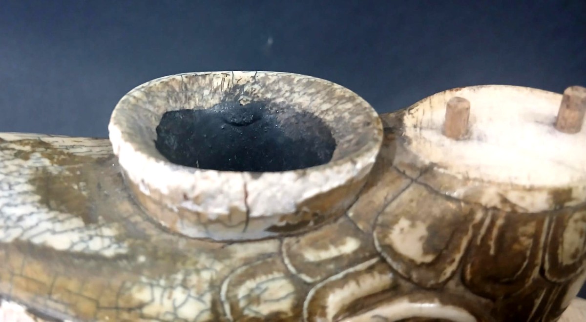 Un canard nettoyeur de pinceaux en ivoire sculpté, datant de la dynastie Song. -photo-1